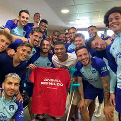 La visita de Reinildo alegró el entrenamiento del Atlético