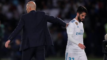 Isco es saludado por Zidane al dejar el campo en la final del Mundial de Clubes.