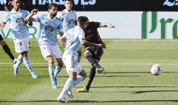 Celta de Vigo 0-1 Real Madrid | Balón perfecto filtrado por Kroos que recibió Karim Benzema entre los defensores, se giró y disparó cruzado para poner el esférico lejos del alcance de Iván Villar.