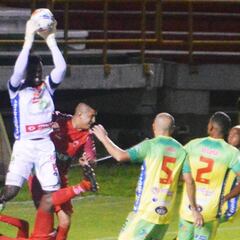 Geovanni Banguera, figura en los penales, lleva al Huila a semis