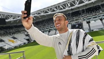 Arthur, el d&iacute;a de su fichaje por la Juventus.