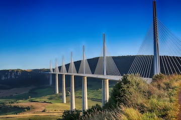 Esta colosal obra es el puente más alto del mundo con sus 342 metros de altura que cruza el valle del Tarn, en el departamento de Aveyron, Francia. Permite la unión entre la causse Rouge y la causse du Larzac con sus 2.460 metros de longitud y alcanza los 343 metros en su punto más alto.