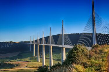 Esta colosal obra es el puente más alto del mundo con sus 342 metros de altura que cruza el valle del Tarn, en el departamento de Aveyron, Francia. Permite la unión entre la causse Rouge y la causse du Larzac con sus 2.460 metros de longitud y alcanza los 343 metros en su punto más alto.