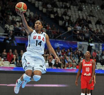 Una de las mejores jugadoras de baloncesto de la historia detuvo su carrera con solo 29 años para combatir las injusticias del sistema legal estadounidense. Elegida la mayor ganadora de la historia del baloncesto femenino por Sports Illustrated en 2017, había sido número 1 del draft en 2011 después de arrasar (dos títulos) con la Universidad de UConn. Con Minnesota había ganado cuatro anillos, había sido MVP de temporada y de la final, seis veces all star, Máxima Anotadora, Rookie del Año… Todo: y cuatro oros con el Team USA en el ciclo 2010-16, dos en Mundiales y dos olímpicos. Pero en 2019, con la WNBA a sus pies, paró. Sus razones fueron el trabajo por su fe y su comunidad y, finalmente, la lucha contra las injusticias del sistema de justicia estadounidense.