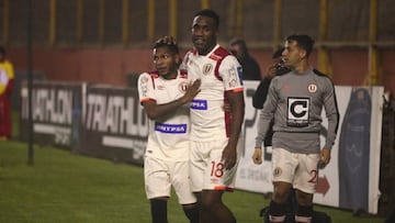 Luis Tejada y Alberto Quintero celebran un gol con Universitario.