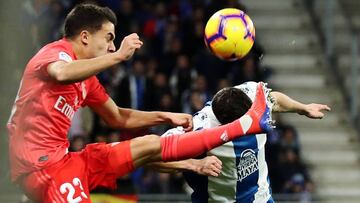 Reguilón, despejando un balón ante el Espanyol.