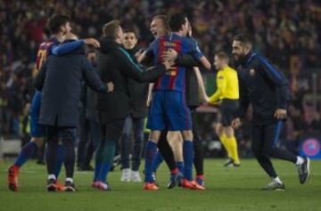 Jugadores y cuerpo técnico celebran el épico pase a cuartos.