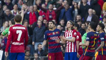 El Barcelona y el Atlético competían por la Liga y los dos sumaban 48 puntos. Al borde del descanso, Filipe vio la roja directa por “impactar en la rodilla de un adversario con su pie en forma de plancha, con uso de fuerza excesiva, en la disputa del balón”. Godín recibió su segunda amarilla en el minuto 64 por “derribar a un rival en la disputa del balón”.