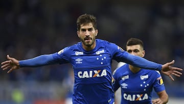 Lucas Silva celebra un tanto anotado con el Cruceiro ante el Racing Club argentino en la Copa Libertadores.