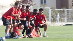 Toni Moya, Llorente, Sa&uacute;l, Ad&aacute;n Lemar, Morata; Joao F&eacute;lix y Koke al t&eacute;rmino de la sesi&oacute;n que cerr&oacute; el d&iacute;a del triple entrenamiento del Atl&eacute;tico. Todos forman parte del once con el que Simeone prob&oa