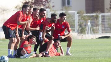 Toni Moya, Llorente, Sa&uacute;l, Ad&aacute;n Lemar, Morata; Joao F&eacute;lix y Koke al t&eacute;rmino de la sesi&oacute;n que cerr&oacute; el d&iacute;a del triple entrenamiento del Atl&eacute;tico. Todos forman parte del once con el que Simeone prob&oa