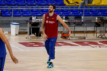 A la pregunta. ?Qu¨¦ aporta Ricky m¨¢s all¨¢ del baloncesto? Roger Grimau respondi¨®: ¡°Los buenos jugadores siempre suman. En las circunstancias que sean. Adem¨¢s es una excelente persona. La ecuaci¨®n est¨¢ hecha. Hay que normalizarlo mucho. Hoy era el primer d¨ªa y ha sido como si llev¨¢ramos mucho tiempo. Normalidad. Esa es la palabra¡±