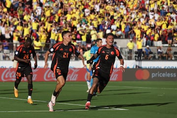 SANTA CLARA, CALIFORNIA - JULY 02: Daniel Mu�oz of Colombia celebrates with teammates after scoring the team's first goal during the CONMEBOL Copa America 2024 Group D match between Brazil and Colombia at Levi's Stadium on July 02, 2024 in Santa Clara, California.   Lachlan Cunningham/Getty Images/AFP (Photo by Lachlan Cunningham / GETTY IMAGES NORTH AMERICA / Getty Images via AFP)