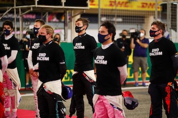 Los pilotos durante un evento contra el racismo antes del Gran Premio de Fórmula Uno de Bahrein en el Circuito Internacional de Bahrein en la ciudad de Sakhir