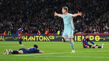 BARCELONA, SPAIN - DECEMBER 21: Alexander Sorloth of Atletico de Madrid celebrates scoring his team's second goal during the LaLiga match between FC Barcelona and Atletico de Madrid at Estadi Olimpic Lluis Companys on December 21, 2024 in Barcelona, Spain. (Photo by David Ramos/Getty Images)