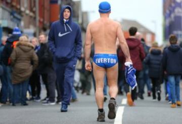 Michael Cullen es seguidor del Everton. Conocido 'Speedo Mick' fue vestido así a ver a su equipo ante el Stoke City, para recaudar fondos para el Hospicio de Woodlands.