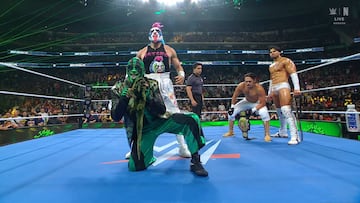 Psycho Clown y Mr. Iguana en el ring de Smackdown.