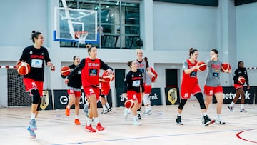 La Selecci¨®n femenina, en un entrenamiento esta semana.