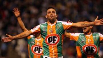 El delantero chileno vistiendo la camiseta de Cobresal.