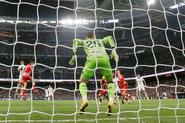 El jugador brasileño del Real Madrid remata el balón con la parte superior del brazo derecho entre forcejeos con la defensa del Almería. 