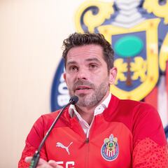 Prensa argentina, decepcionada por el inicio de Fernando Gago en Chivas