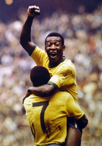 Considerado por muchos como el mejor del mundo, Pelé no sólo quedó en la historia por su goles. 29 títulos ganó entre Santos, Brasil y Cosmos.