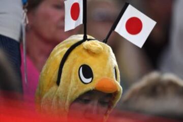 Una seguidora del tenista japon¨¦s Kei Nishikori durante el partido que enfrent¨® al nip¨®n contra Roger Federer.