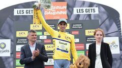 Alberto Contador, acompañado por Bernard Thevenet, en el podio del Dauphiné tras vencer en Les Gets.
