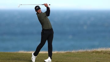 Brooks Koepka golpea la bola durante el Alfred Dunhill Links Championship en Kingsbarns.