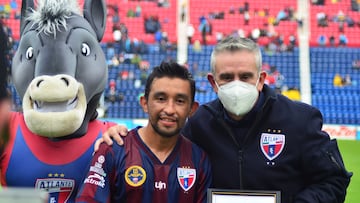 Christian Bermudez of Atlante during the game Atlante vs Venados FC, corresponding to tenth of the Liga de Expansion MX, Torneo Apertura Grita Mexico A21, at Ciudad de los Deportes Stadium, on October 01, 2021.

<br><br>

Christian Bermudez de Atlante recibe reconocimiento por sus 200 partidos con el Equipo por el Presidente Emilio Escalante durante el partido Atlante vs Venados FC, correspondiente a la jornada10 de la Liga de Expansion MX del Torneo Apertura Grita Mexico A21, en el Estadio Ciudad de los Deportes, el 01 de Octubre de 2021.