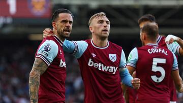 Soccer Football - Premier League - Fulham v West Ham United - Craven Cottage, London, Britain - September 14, 2024 West Ham United's Danny Ings celebrates scoring their first goal with Jarrod Bowen Action Images via Reuters/Andrew Boyers EDITORIAL USE ONLY. NO USE WITH UNAUTHORIZED AUDIO, VIDEO, DATA, FIXTURE LISTS, CLUB/LEAGUE LOGOS OR 'LIVE' SERVICES. ONLINE IN-MATCH USE LIMITED TO 120 IMAGES, NO VIDEO EMULATION. NO USE IN BETTING, GAMES OR SINGLE CLUB/LEAGUE/PLAYER PUBLICATIONS. PLEASE CONTACT YOUR ACCOUNT REPRESENTATIVE FOR FURTHER DETAILS..