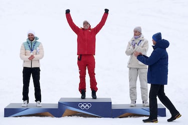 El español Oriol Cardona Coll, medallista de oro, celebra tras ganar el Sprint masculino en esquí de montaña junto con el medallista de plata Nikita Filippov de AIN (Atletas Neutrales Individuales) y el medallista de bronce Thibault Anselmet de Francia.