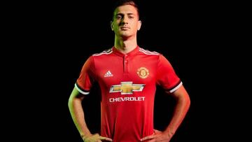 Dalot con su nueva camiseta.