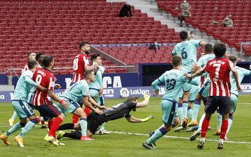Oblak se va al suelo durante el ¨²ltimo saque de esquina del Atl¨¦tico de Madrid.