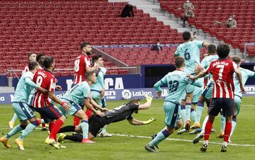 Oblak se va al suelo durante el último saque de esquina del Atlético de Madrid. 