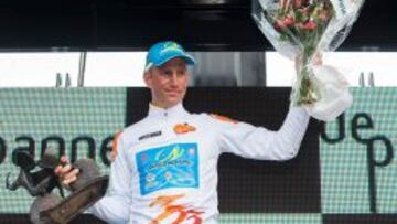 Lieuwe Westra celebra su triunfo en el podium de los Tres D&iacute;as de La Panne.