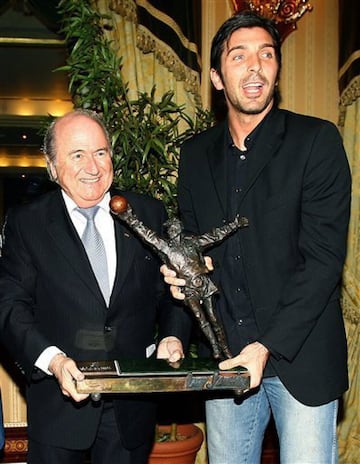 En 2006, Buffon estuvo a nada de ganar el máximo galardón individual en el mundo del fútbol. Tras triunfar en Alemania 2006, disputó codo a codo el Balón de Oro junto a Zidane y Cannavaro, quedando en segundo lugar detrás de su compatriota. Es el portero que ha estado más cercano a ganar el premio desde que Lev Yashin lo levantó en 1963.