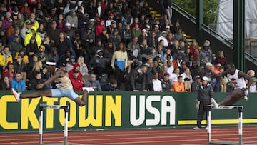 Rai Benjamin, a la izquierda, en una carrera de 400 metros vallas. 