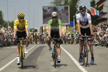 Rohan Dennis, maillot de líder, Tony Martin, de verde por ser segundo en la primera jornada, y Tom Dumoulin, mejor joven con el jersey blanco.