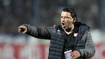 AME745. LA PLATA (ARGENTINA), 23/05/2023.- El director técnico Gerardo Bedoya de Santa Fe reacciona hoy, en un partido de la fase de grupos de la Copa Sudamericana entre Gimnasia y Esgrima y Santa Fe en el estadio Juan Carmelo Zerillo en La Plata (Argentina). EFE/ Demian Alday Estevez