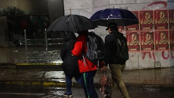 Santiago 2 de agosto 2024.
Santiaguinos amanecen con precipitaciones que se instalan en gan parte del pais.
Dragomir Yankovic/Aton Chile