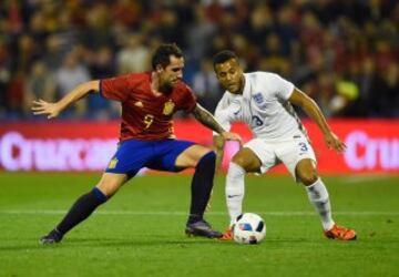 Paco Alcácer y Ryan Bertrand.