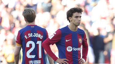 MADRID, 25/11/2023.- El delantero portugués del Barcelona Joao Félix (d) y su compañero Frenkie de Jong tras finalizar el partido de LaLiga EA Sports que ha enfrentado al Rayo Vallecano y el FC Barcelona en el estadio de Vallecas, este sábado. EFE/Kiko Huesca
