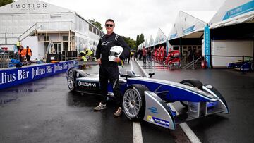 Luke Evans posa delante del monoplaza de la Fórmula E.