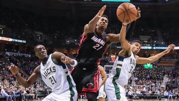 THM36. Milwaukee (United States), 13/01/2017.- Miami Heat's center Hassan Whiteside (C) reaches for a rebound between Milwaukee Bucks' guard Tony Snell (L) and Milwaukee Bucks' forward Giannis Antetokounmpo of Greece (R) in the second half of their NBA game at the BMO Harris Bradley Center in Milwaukee, Wisconsin, USA, 13 January 2017. The Milwaukee Bucks defeated the Miami Heat. (Baloncesto, Grecia, Estados Unidos) EFE/EPA/TANNEN MAURY