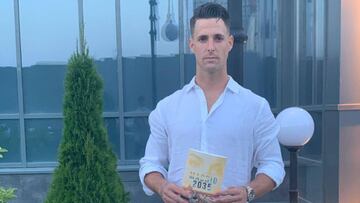 Fran Sol posa para AS con su primera novela, 'Madrid 2035'.