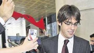 <b>EL BRASILEÑO ES UN ÍDOLO PARA LA AFICIÓN MILANISTA</b> Kaká es un ídolo de masas en Milán. Por su físico, despierta pasiones entre el público femenino. Pero también es un icono del mundo fashion. El propio Giorgio Armani, uno de los grandes referentes de la moda, ha hecho recientemente estas declaraciones en la revista Placar: Es el espejo al que aspiro que se fije mi empresa: tiene un gesto natural y elegante. No necesita gritar para llamar la atención. Su carácter hace que las personas le admiren.