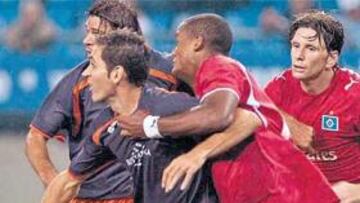 <b>IGUALADO. </b>El partido, como refleja la imagen entre Josetxo y Kompany, fue peleado y la eliminatoria se decidirá en Pamplona.