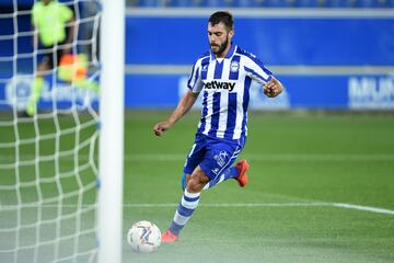 1-0. Luis Rioja marcó el primer gol. Piqué cede el balón a Neto y el portero brasileño pierde el control del esférico permitiendo anotar al jugador babazorro.