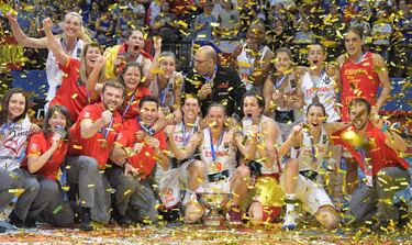 Las jugadoras espa?olas levantan el trofeo de campeonas de Europa.